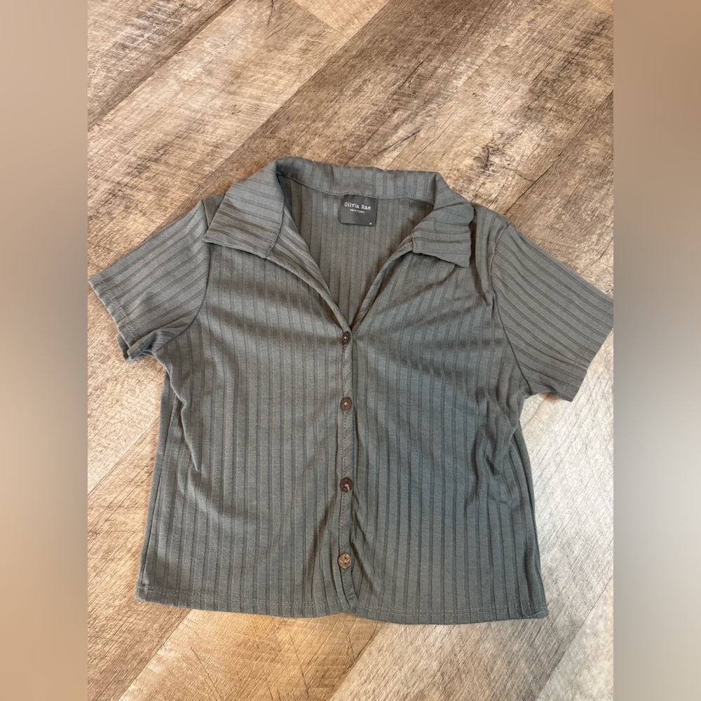 Olivia Rae size MEDIUM green  collared short sleeve shirt, crop w button detail